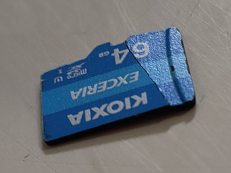 折れたMicroSDカード