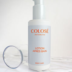 Colosen bodytuoksu Apres bain on ylellinen vartaloemulsio, joka jättää ihon silkinsileäksi ja ihanan kosteutetuksi. Emulsion raikas parfymoitu tuoksu on mieto, joka sopii herkimmällekin iholle. Colosen klassikko tuoksu.