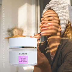Colosé kasvikollageenivoide Egalisante aikuisen naisen iholle. Kollageeni kasvovoide sisältää runsaasti luonnollisia anti-age ainesosia, jotka auttavat vähentämään juonteiden syntymistä jättäen ihosi kosteutetuksi ja ravituksi!