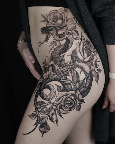 Schlange mit Blumen