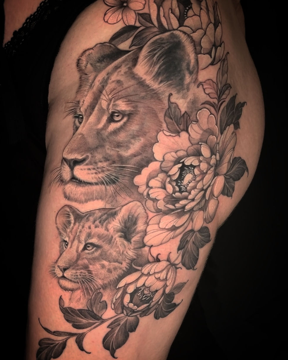 Löwen Tattoo mit Baby