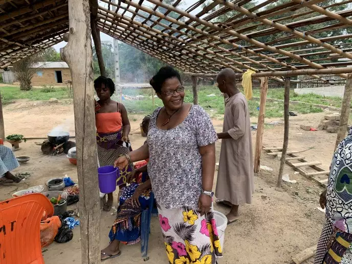 Josiane Doukpe Nahi et des femmes du village préparent un repas commun à Ziglo, dans l’ouest de la Côte d’Ivoire. (Le Monde)