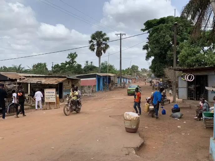 L’entrée du quartier Carrefour, à Duékoué, où de nombreux corps ont été retrouvés après les combats de mars 2011. (YASSIN CIYOW, Le Monde)