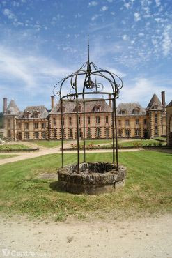 Photo du puit d'époque du Château de la Rivière à Pontgouin