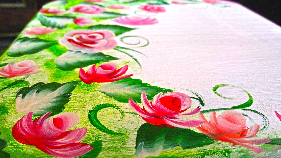 Miniatura: Sillas altas de madera con decoración / 스툴 의자