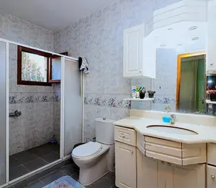 didimde 10 oda 3 mutfak, ortak banyolar ve ayrıca ebeveyn bonyoları olan müstakil yapı satılık