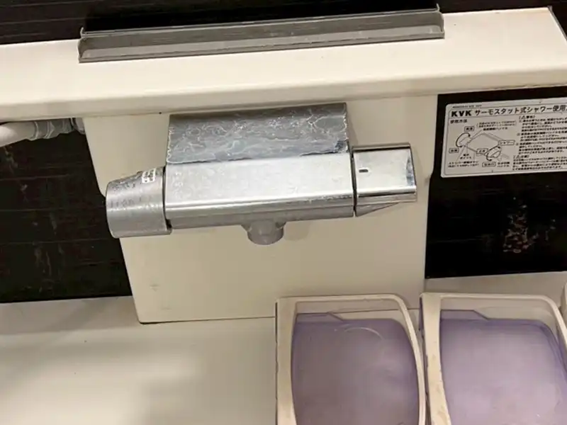 カルキの白い水垢がついた蛇口