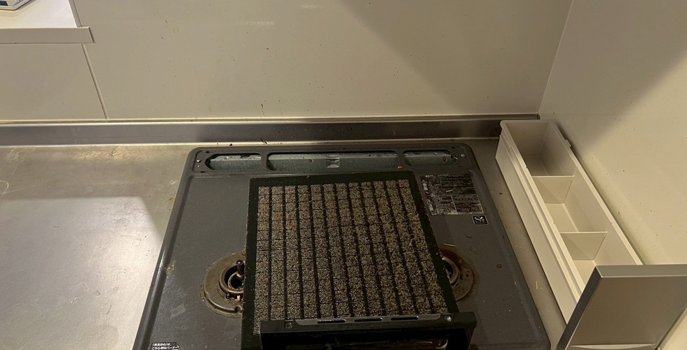 汚れたキッチンコンロと換気扇