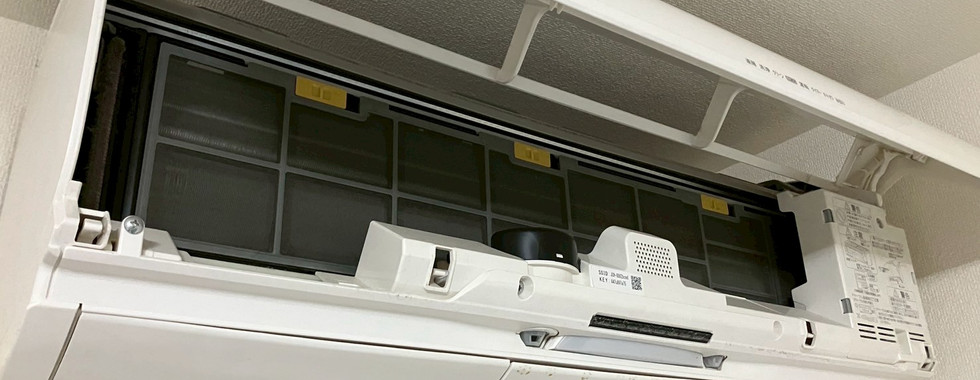 清掃前の全体的に埃がかかっているエアコン