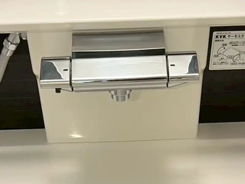 カルキの白い水垢がついた蛇口