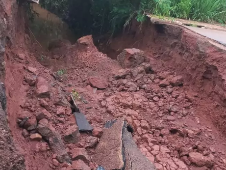 Trecho de três ruas em Dourados são interditadas após forte chuva