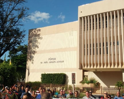 Ex-funcionários de usina cobram crédito trabalhista