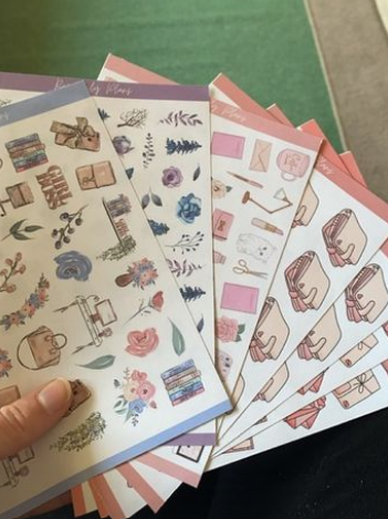@laurasstickerco
