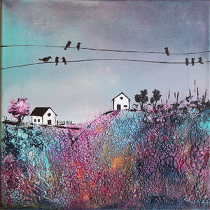 Abstrakte Kunst mit farbintensiver Landschaft, zwei weißen Häusern, strukturierten Rosa‑ und Türkistönen und Vögeln auf Dräht