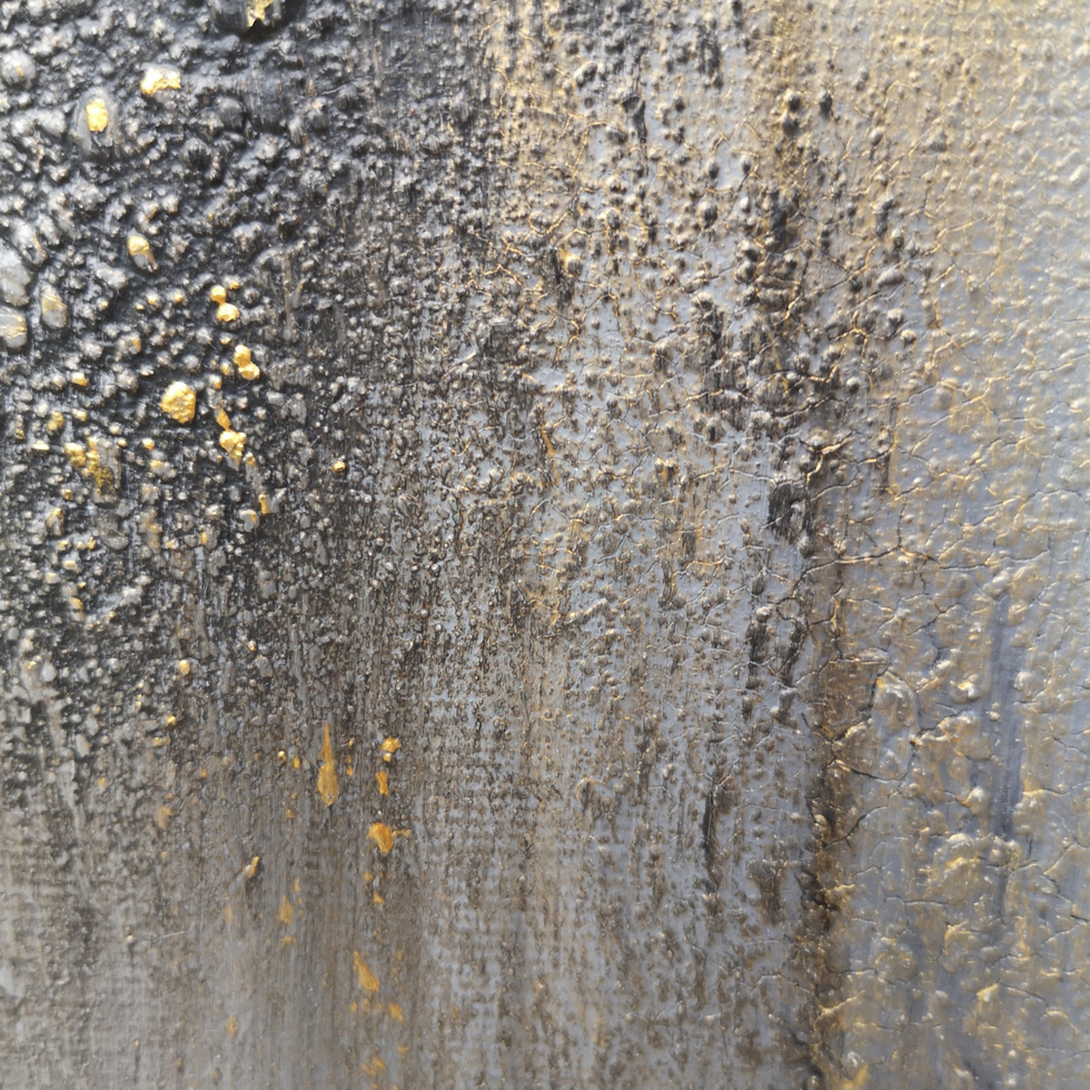 Strukturdetail des Kunstwerks „Pfad der Möglichkeiten“ in Gold‑ und Grautönen.