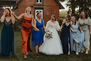 Natürliche Hochzeitsfotografie in Reinfeld & Lübeck. Ruhige Begleitung für intime Hochzeiten, standesamtliche Trauungen und echte Momente.

