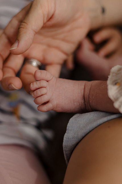 Sanfte Neugeborenenfotografie zu Hause im natürlichen Licht
