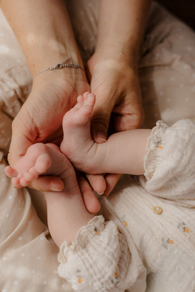 Sanfte Neugeborenenfotografie zu Hause im natürlichen Licht