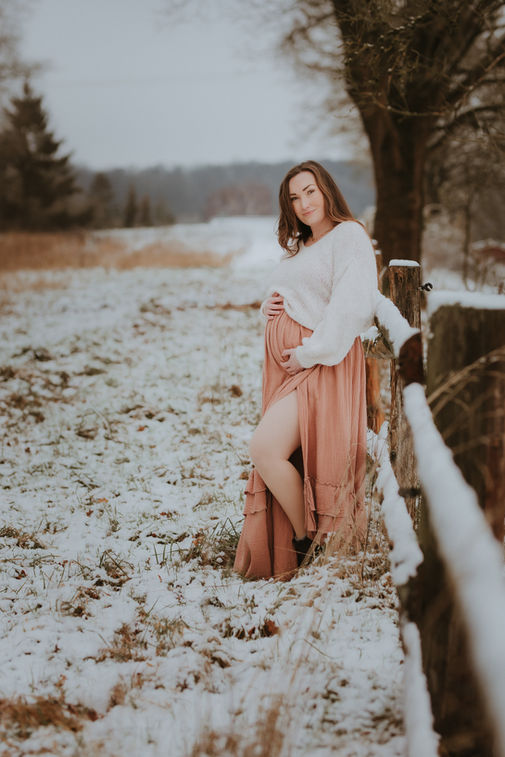 Babybauchshooting in der Natur bei Lübeck im warmen Tageslicht