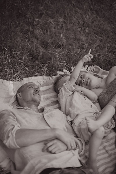 Familienfotografie Reinfeld · für Mamas, die sich erinnern wollen · natürliche Familienfotografie · Familienmomente in der Natur
