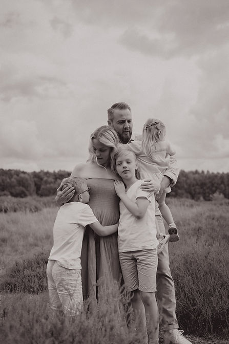 Familie beim natürlichen Outdoorshooting in Barnitz, fotografiert im dokumentarischen Stil