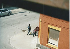 2 jeunes sac rue logan.jpg