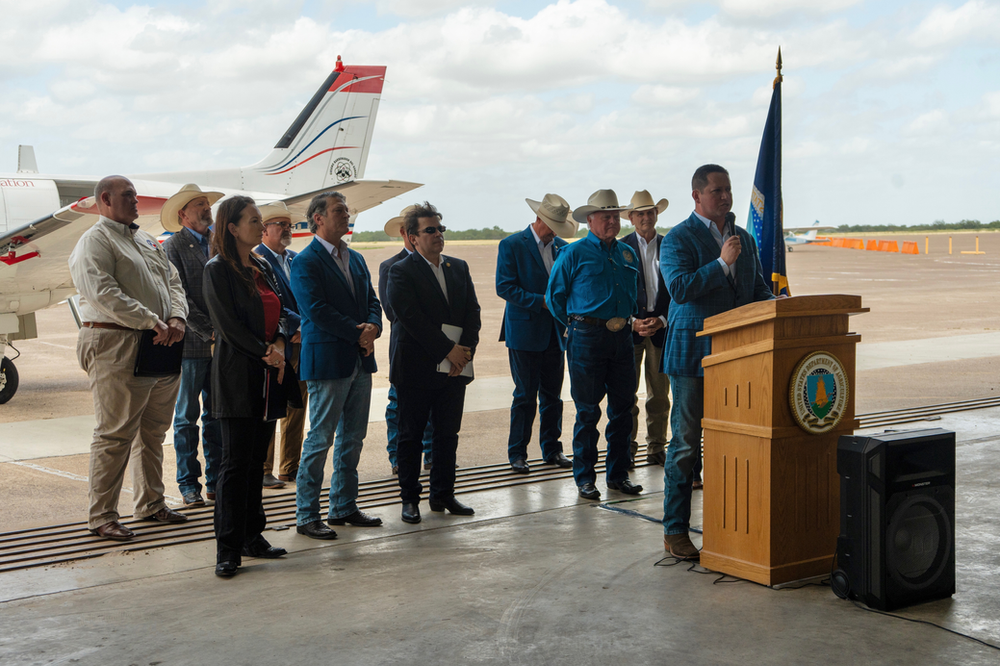 <a href="https://www.epnewsleader.com/post/congressman-tony-gonzales-usda-unveil-aggressive-plan-to-stop-dangerous-livestock-pest" target="_blank">Congressman Tony Gonzales, USDA Unveil Aggressive Plan to Stop Dangerous Livestock Pest</a>