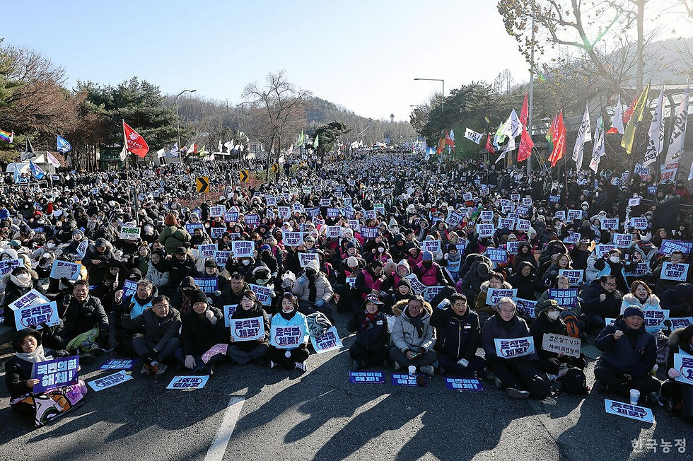 南泰嶺現場で多くの市民がプラカードを手にして農民のトラクターデモに連帯し、共に抗議の声を上げている様子。(出典:韓国農政新聞)