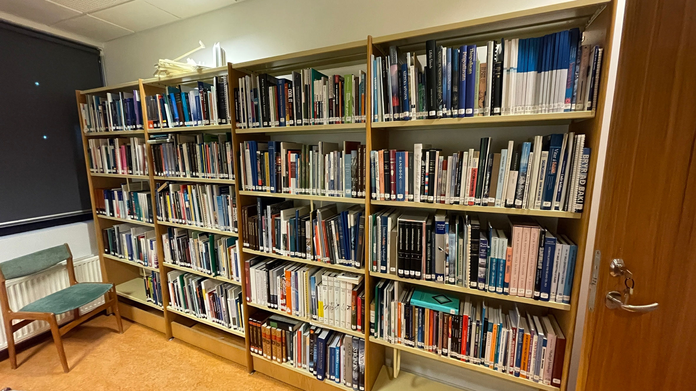 SELT / SOLD Bókahillur sterkbyggðar, H220 x B90 - um 25 lengdarmetrar til -