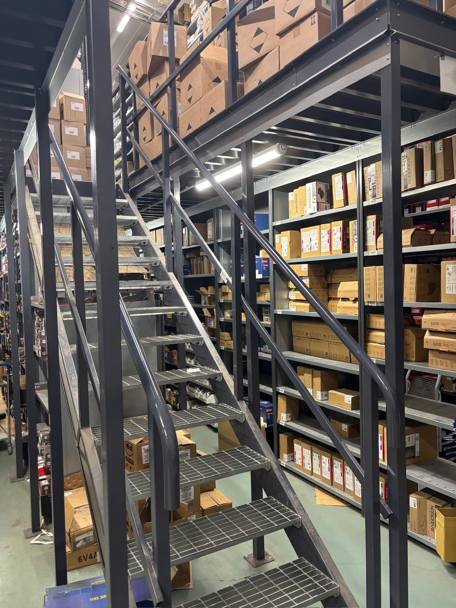 EAB hillukerfi fyrir smávörur, 2 hæðir - væntanlegt