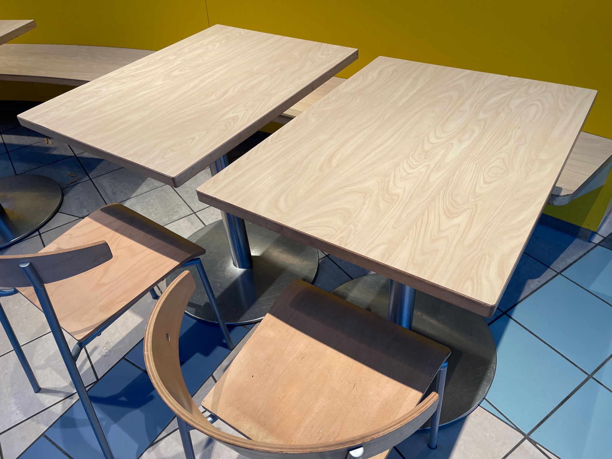 SELT / SOLD - Eldhús/kaffihúsaborð og stólar - 20 borð 6 stólar