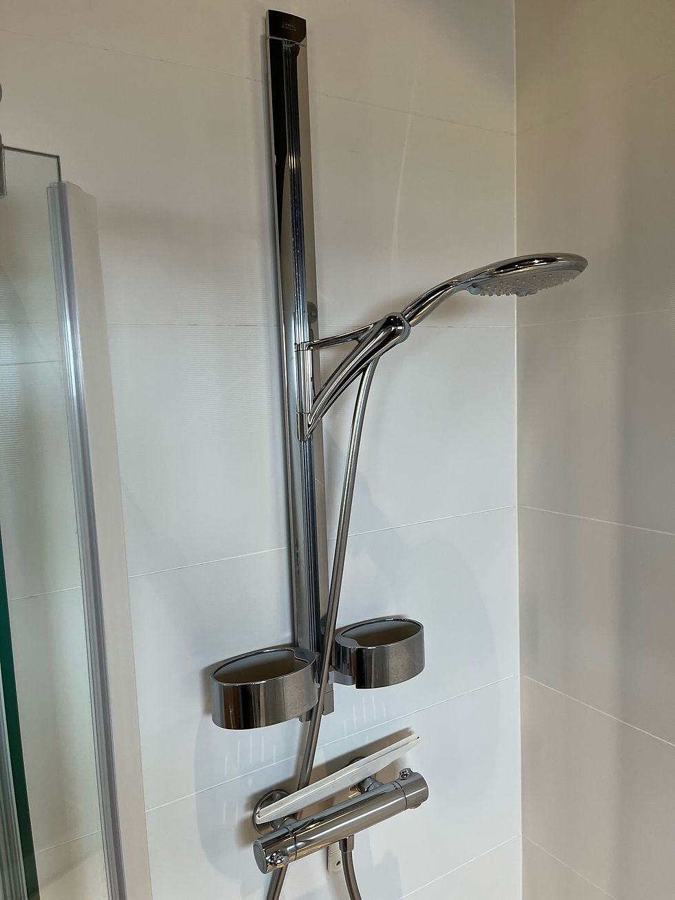 Thumbnail: Selt - sold Flottur sturtuklefi ásamt blöndunartækjum.