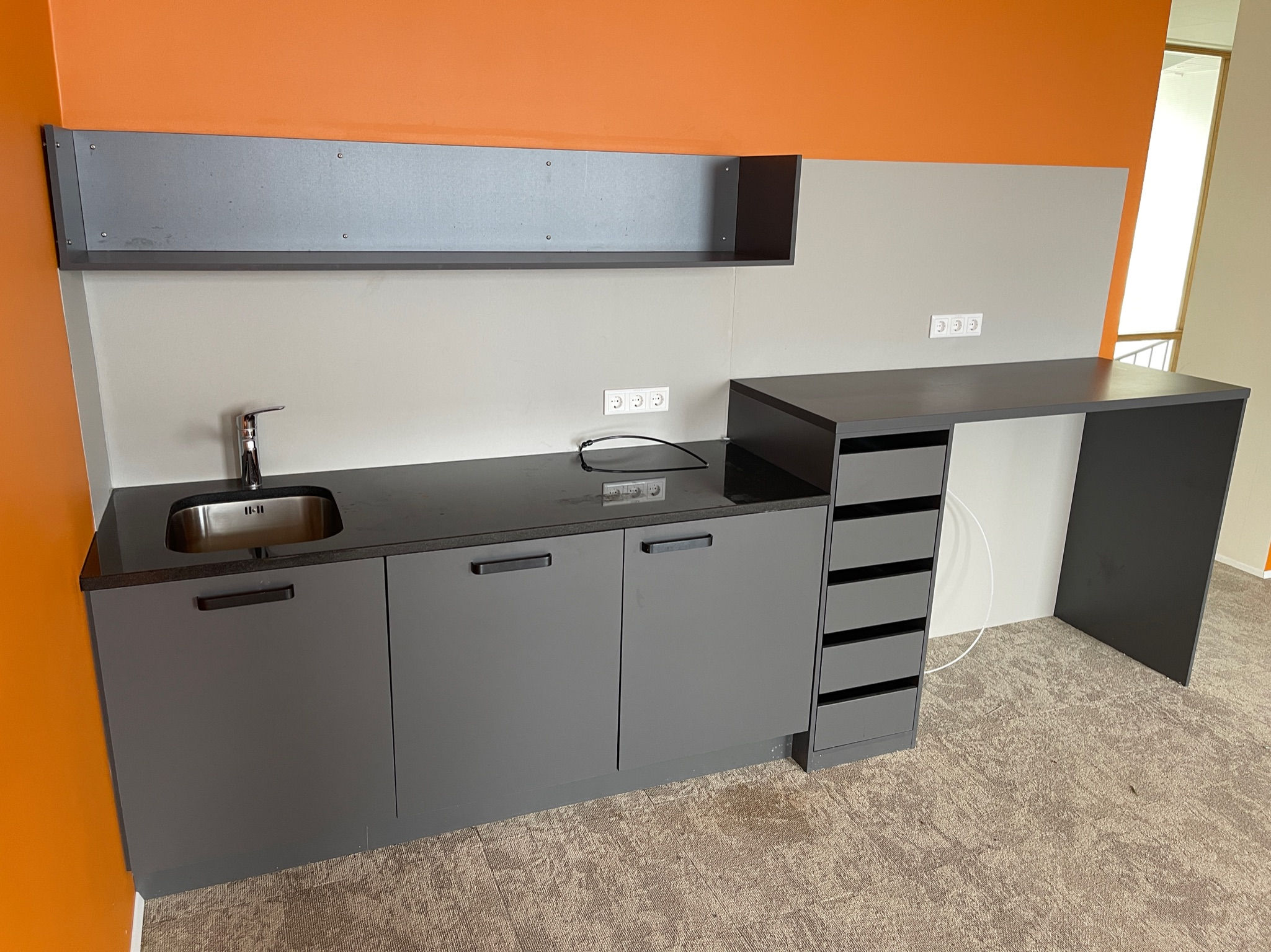 Seld - sold Nýleg eldhúsinnrétting m. granítsteinn,vaskur,ísskápur - Sérsmíði