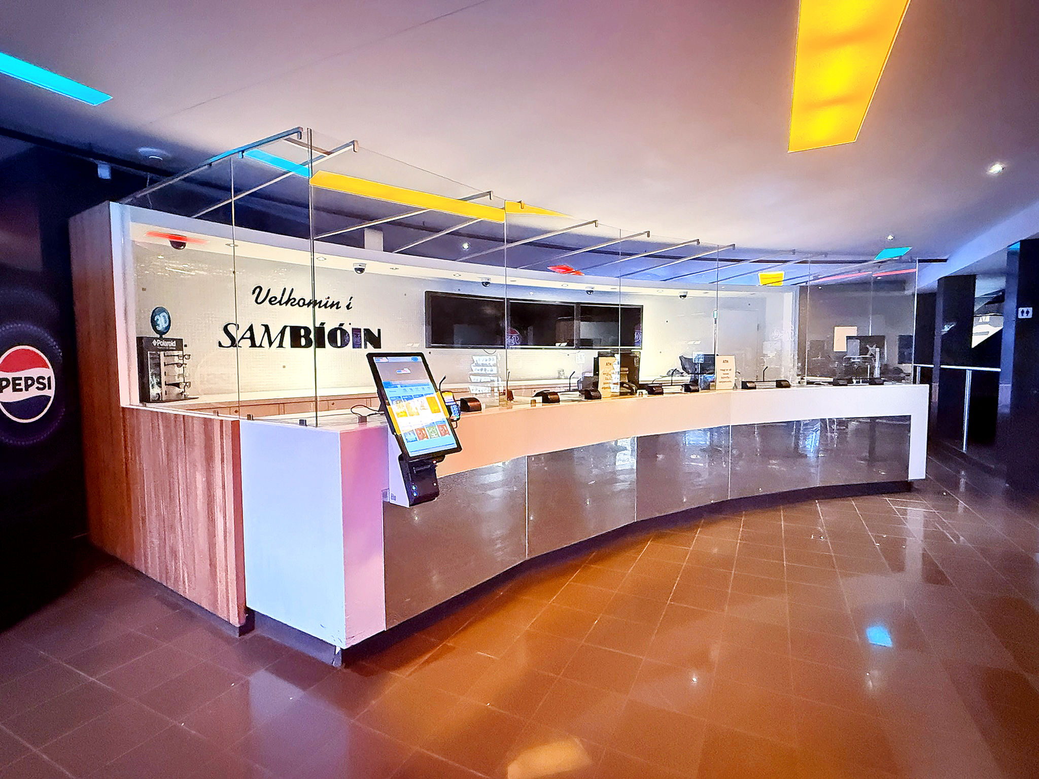 Móttöku/afgreiðslulína með lýsingu. Sérsmíði - fjórar stöðvar. Tilboð óskast.