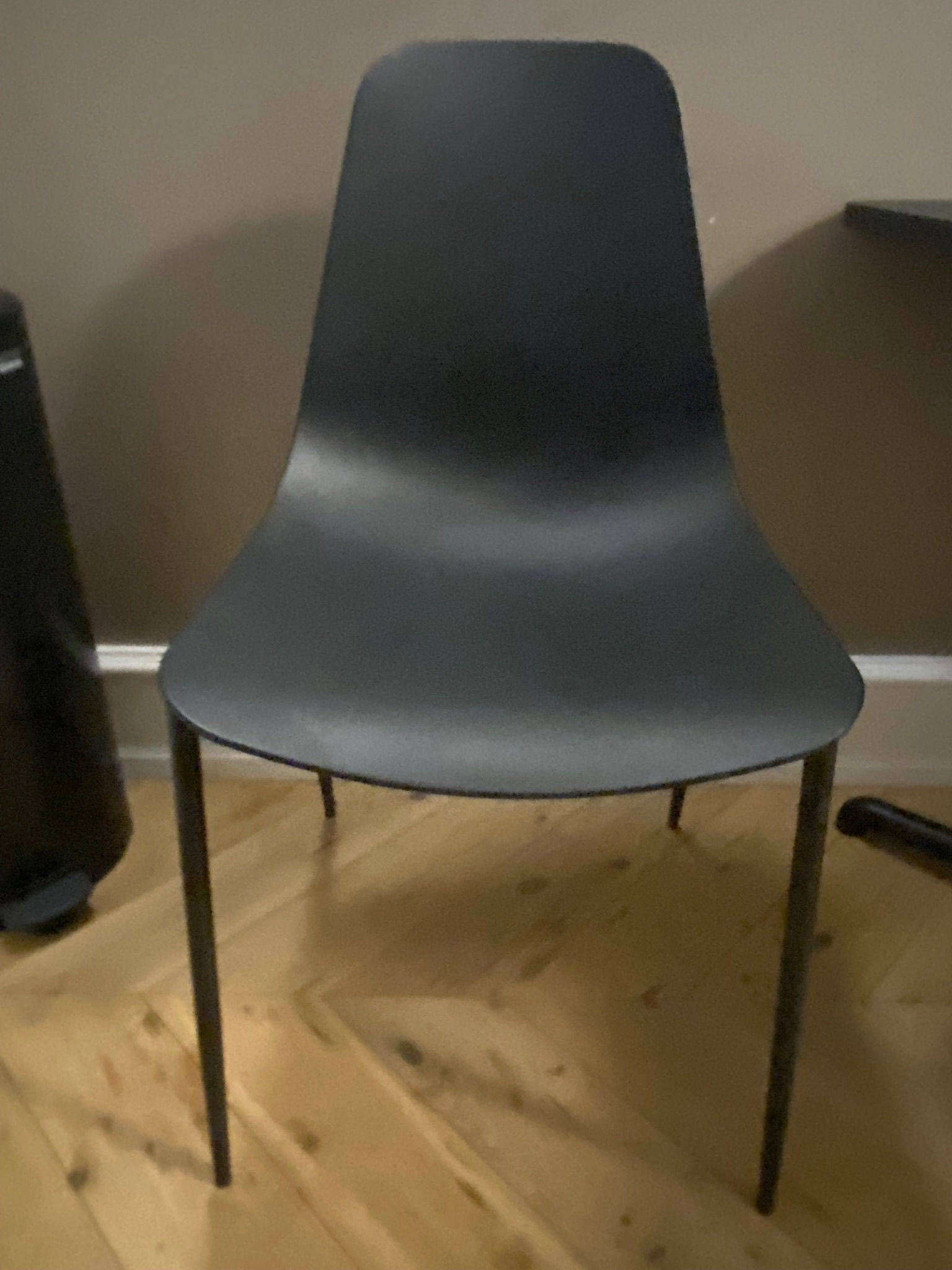 SELT / SOLD Stílhreinir IKEA eldhússtólar dökkgráir (5 stk.)