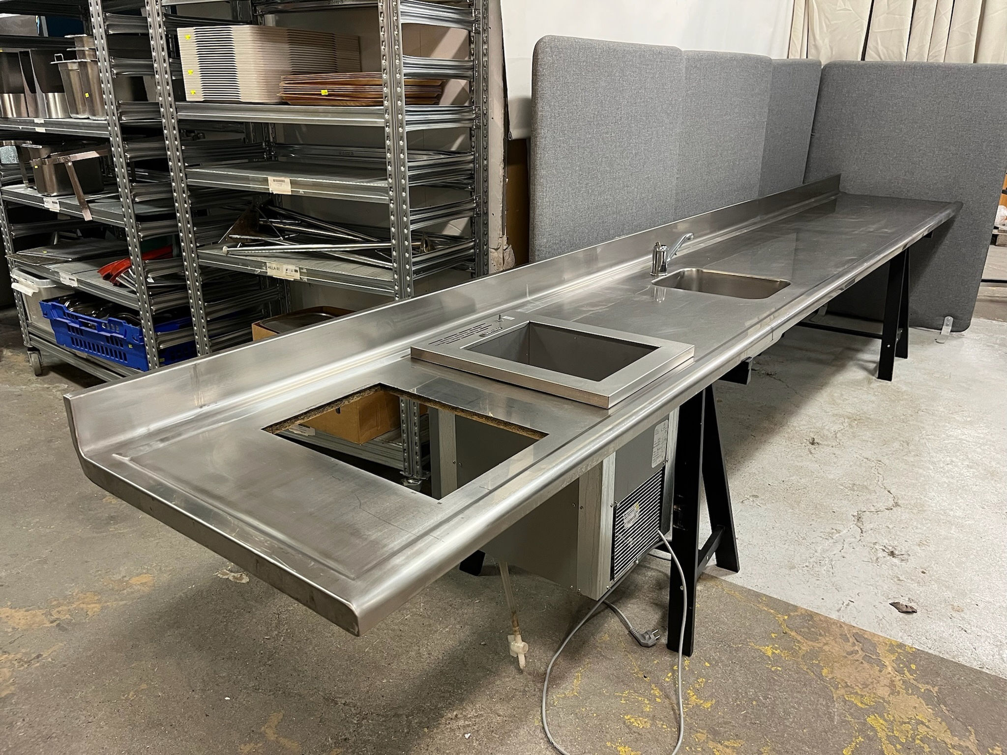 SELT / SOLD Stálborð með vaski og kælibaði, 425 x 64,5 sm.