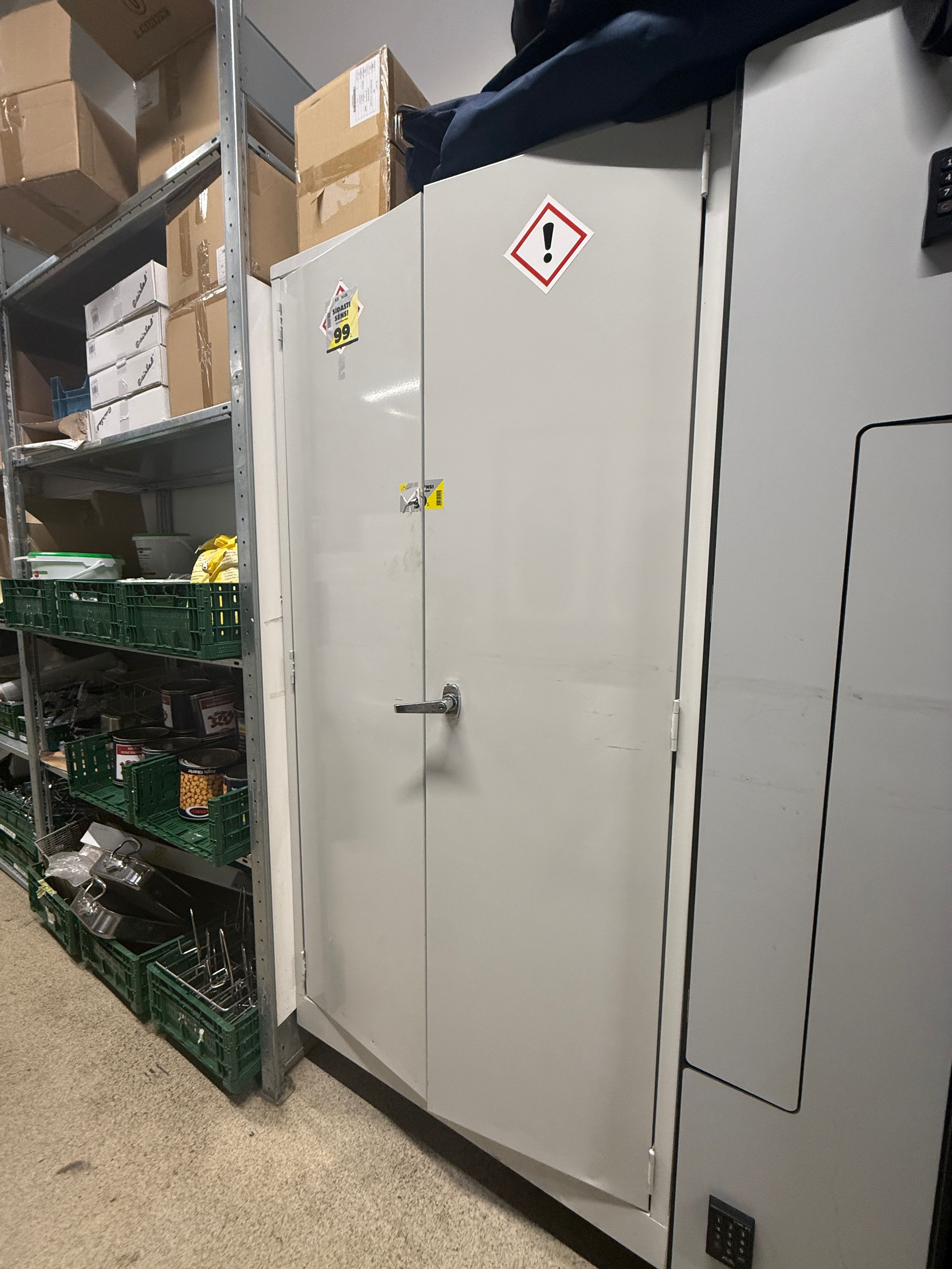 Járnskápur H198 x B90 x D44 sm. (1stk)