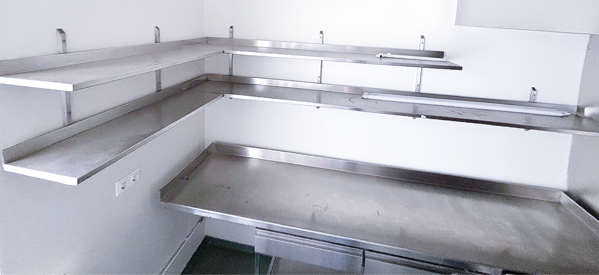 SELT / SOLD Ryðfrítt hillukerfi, 125x255sm.