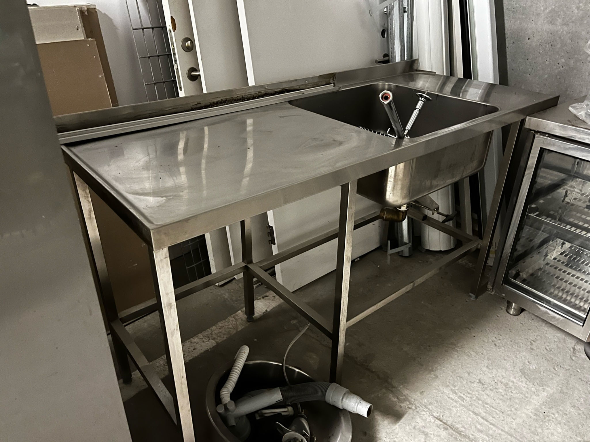 SELT / SOLD - Nicro stálvaskur með blöndunartæki  h91xd65x160