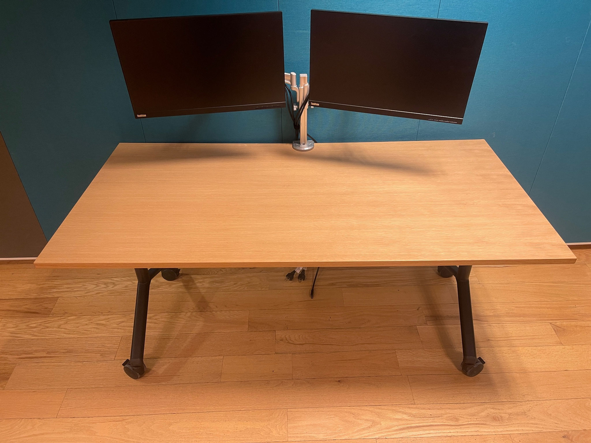 SELT / SOLD Vinnuaðstaða - Skrifborð á hjólum ásamt 2 skjáum á armi