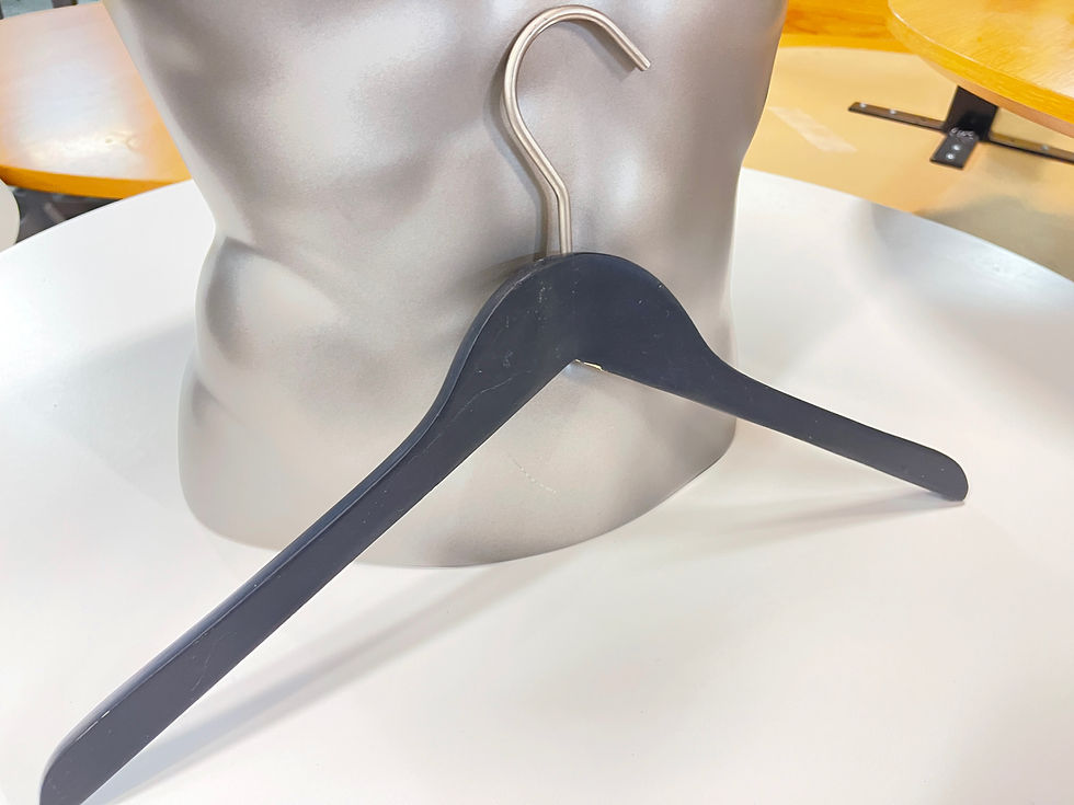 Thumbnail: SELT / SOLD Viðarherðatré; buxnaherðatré - talsvert magn