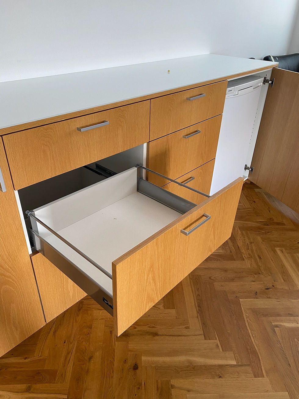 Thumbnail: SELT - Skenkur m. ísskáp og glertoppplötu