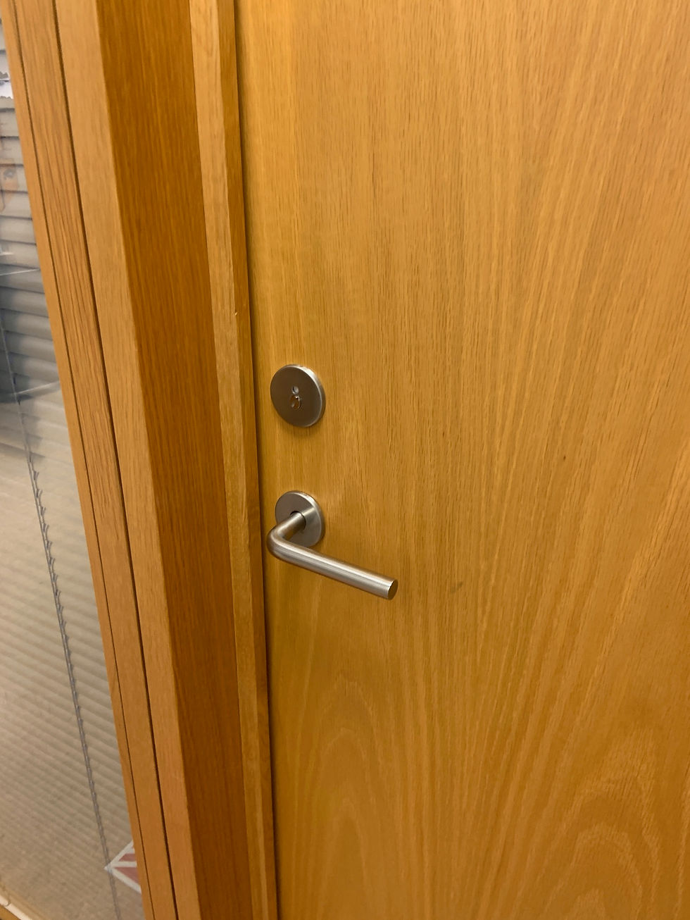 Thumbnail: Selt/endurnýtt-Eikarhurð ásamt glervegg m.gardínum