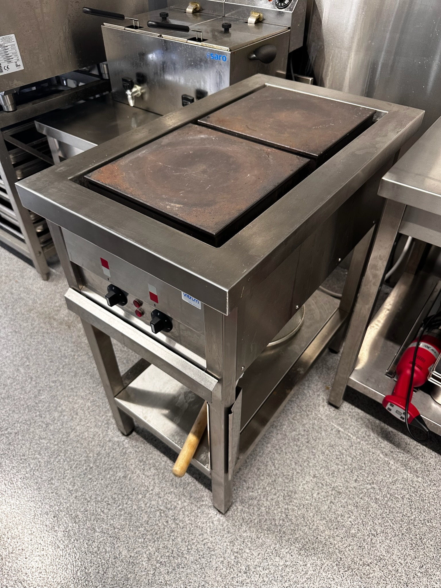 SELT / SOLD Vitrum helluborð frá BVT, L48 x D80 x H90 sm.