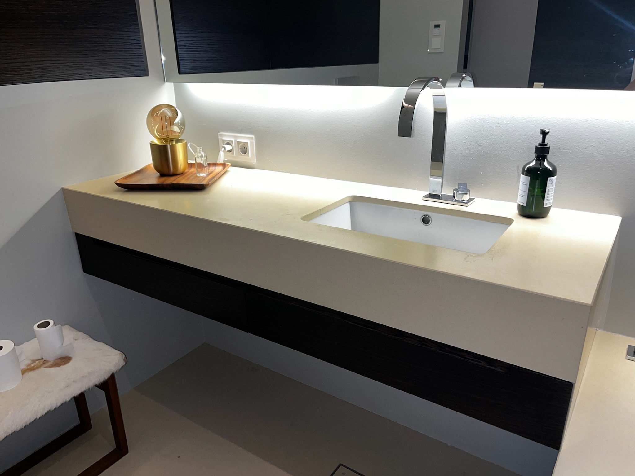 SELT / SOLD  - Baðinnrétting - Vaskur, blöndunartæki, skúffa