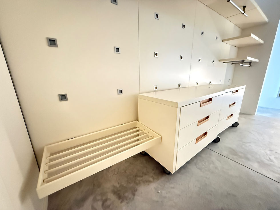 Thumbnail: SELT / SOLD Tisettanta fataherbergi / Walk-In closet / Spegill  12 lengdarmetrar