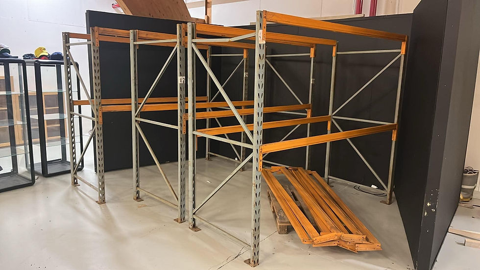 SELT / SOLD Brettarekkar, H210 x B250 x D100 sm. - Reykjanesbær