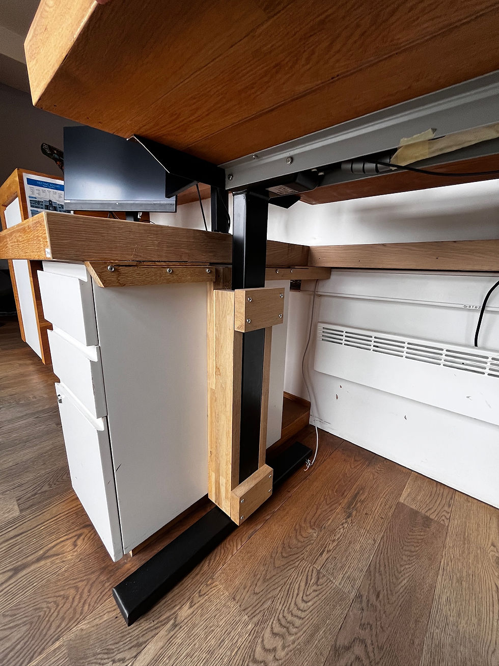 Thumbnail: SELT / SOLD Sérsmíðað móttökuborð, B400 x D130 x H115 sm.