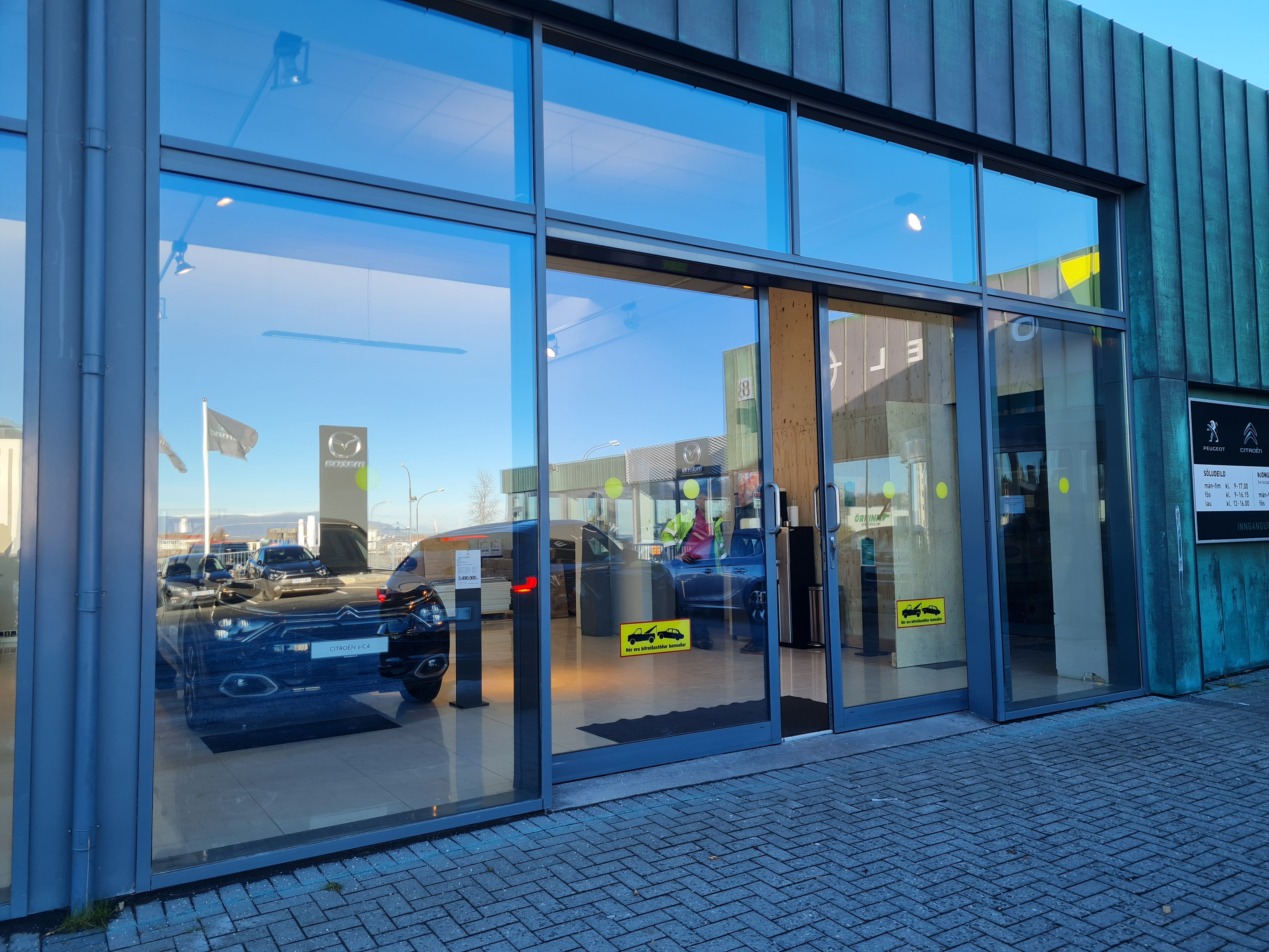 SELT / SOLD  Vandaðir glerfrontar - glerrennihurðir - útihurðir