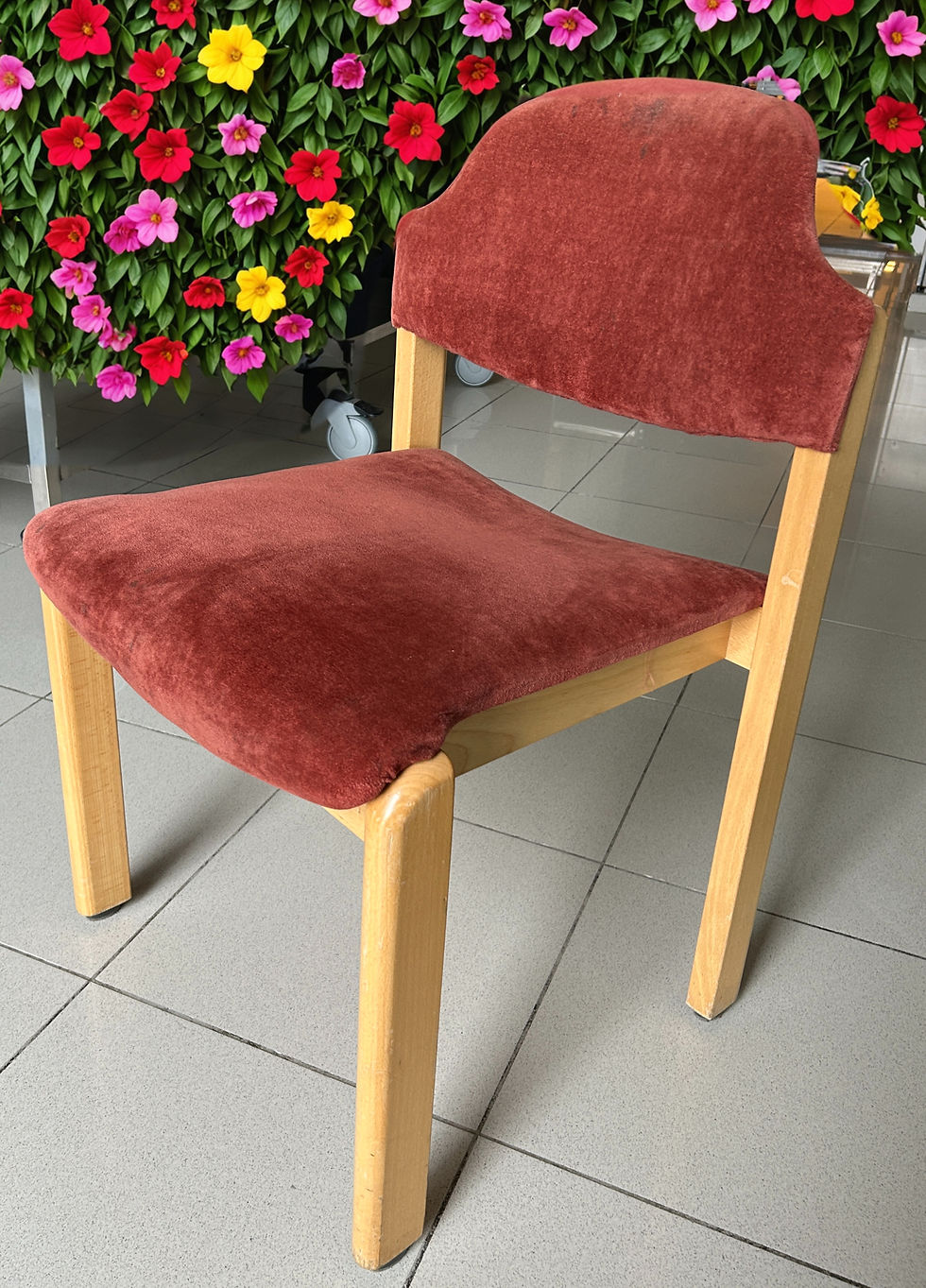 SELT / SOLD Mötuneytisstólar, staflanlegir.